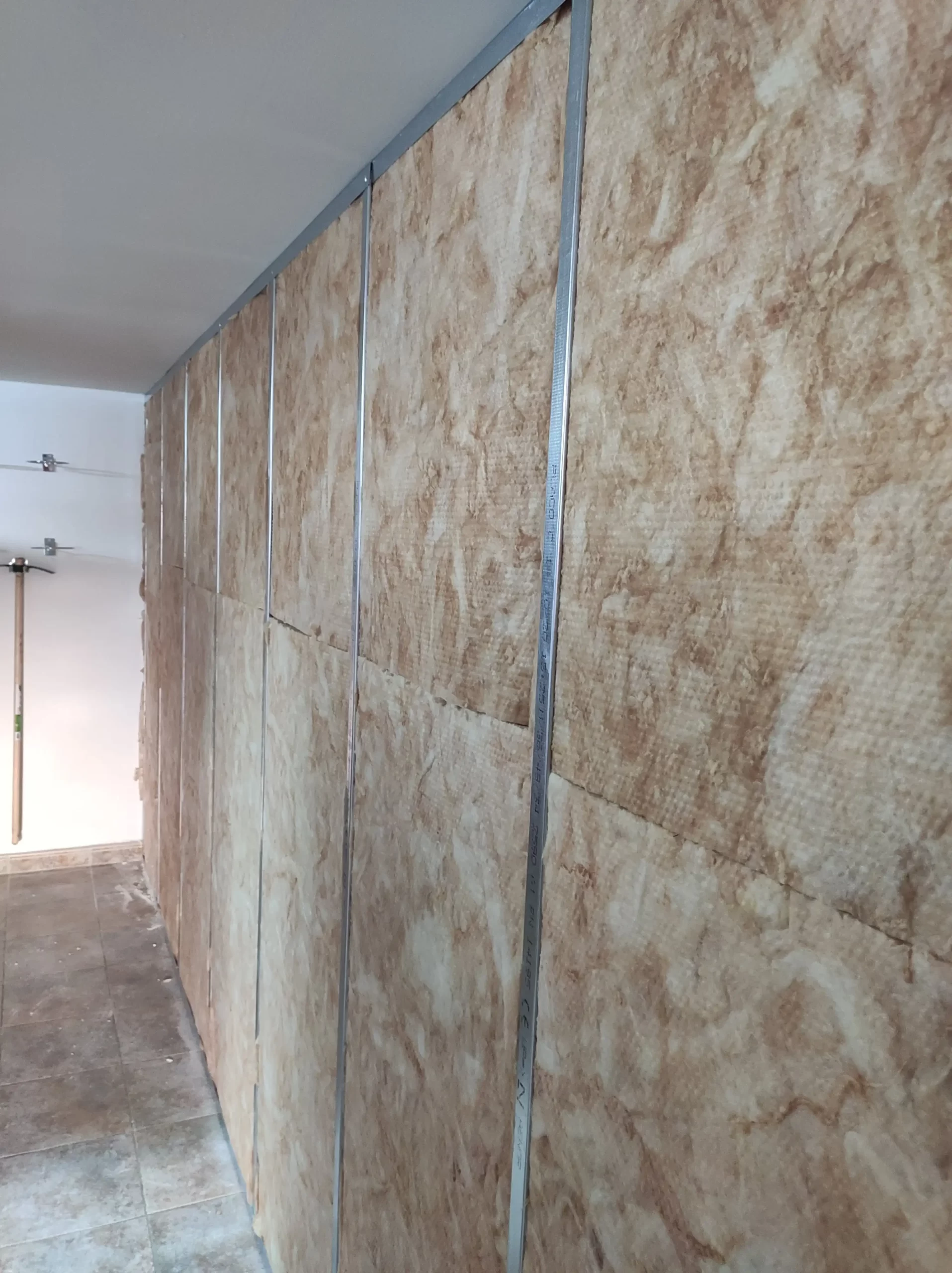 En la imagen vemos un trasdosado a medio montar, l perfilería de 48mm con lana de roca isover arena apta en su interior