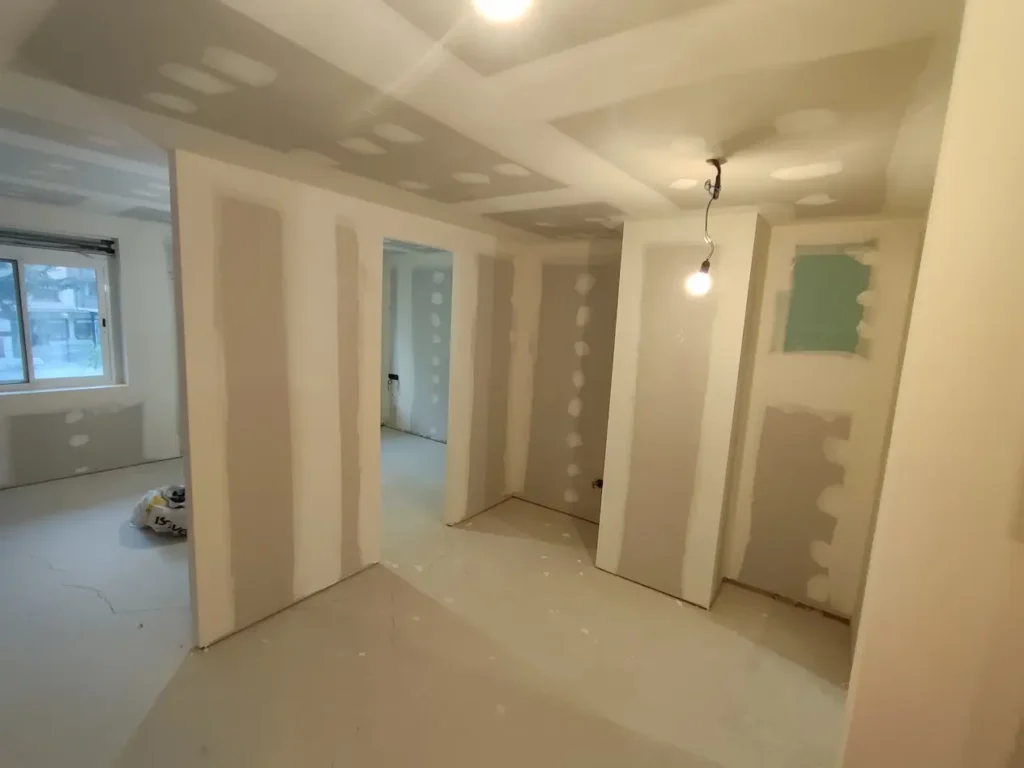 techos y tabiques de pladur terminados en villarreal, se ve la obra ya encintada y todo.