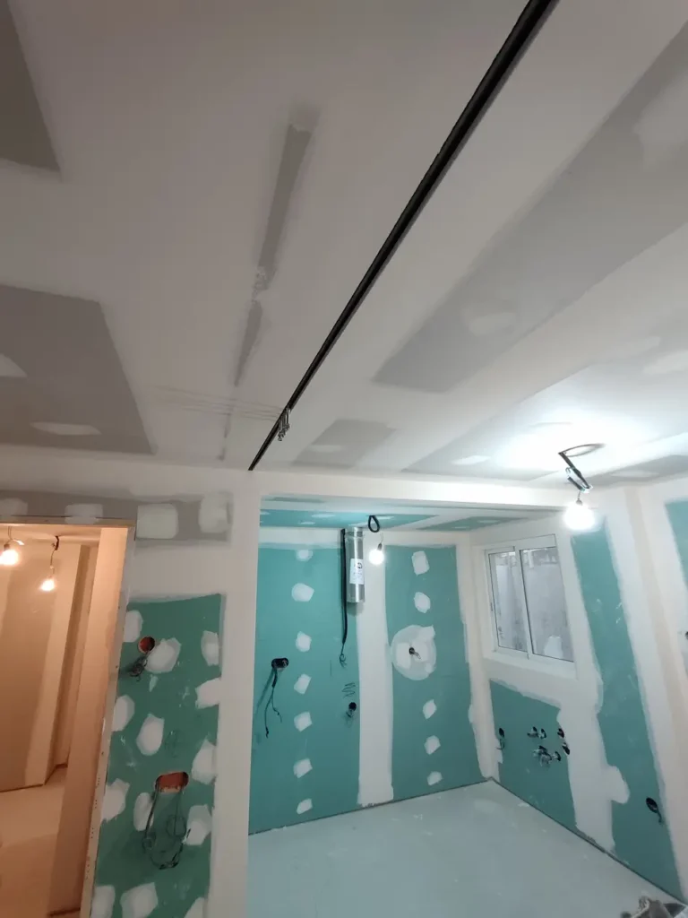 una cocina con placa de pladur verde, hidrofugada, preparado para alicatar