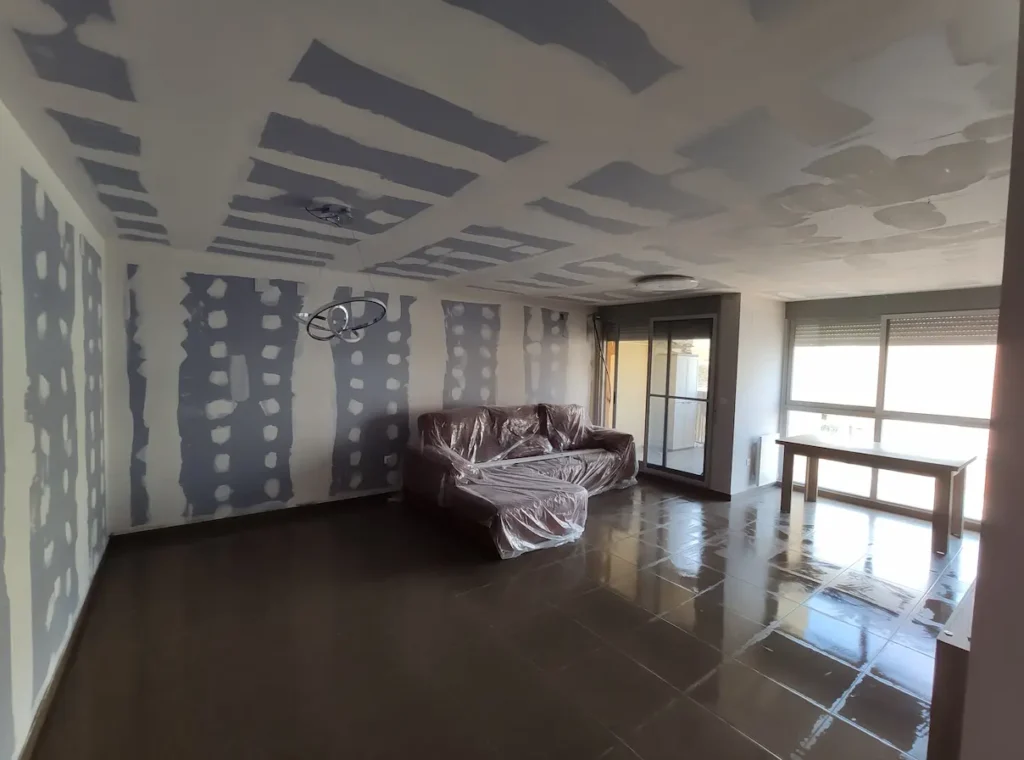 tratamiento acústico completo en el salón de un piso de Onda, en este caso actuamos tanto sobre las paredes como el techo haciendo una estancia sin ruidos ni molestias vecinales