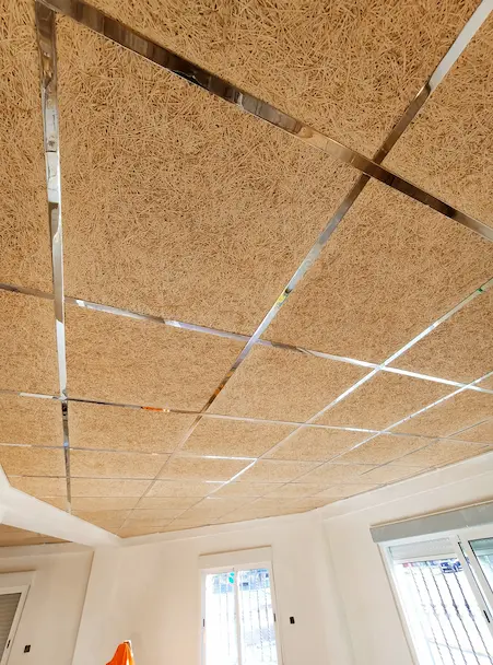 tenemos una forma sencilla de mejorar la acústica de una vivienda con un techo de viruta. Es un techo practicable, muy limpio de montar y con altas prestaciones contra el ruido.