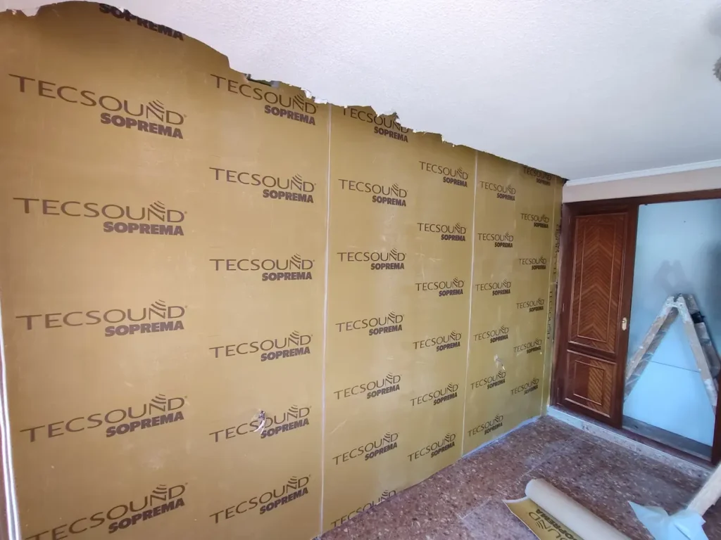 en la imagen vemos el proceso de aislamiento de una pared que da al vecino para un cliente que tiene un piso en castellón 