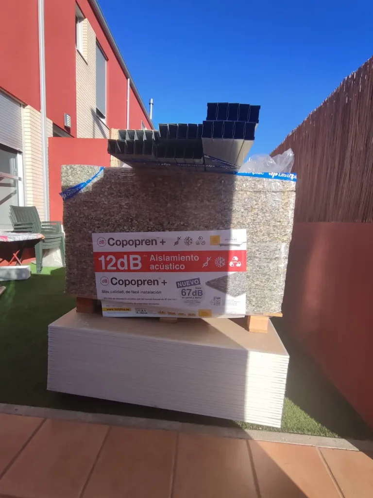 material aislante preparado para hacer un aislamiento en un adosado de Alquerías del Niño Perdido